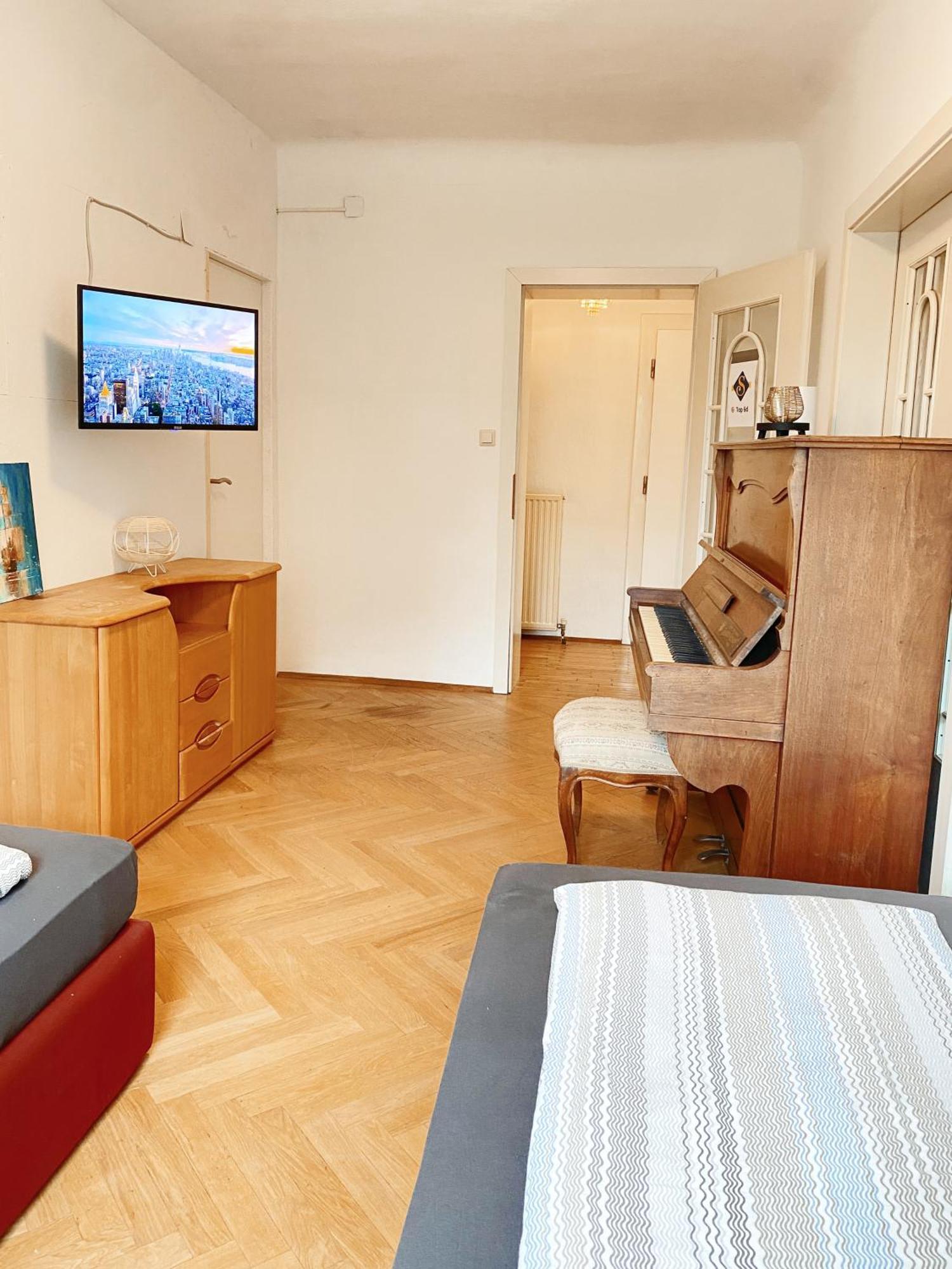 Royal Retreat - Steps From Schoenbrunn Palace!! Ostello Vienna